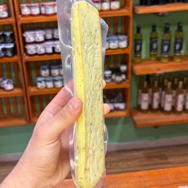Sac sous vide contenant 3 longues tranches de Gouda aux herbes, 240 g, idéal pour la raclette.