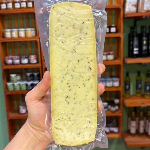 Sac sous vide contenant 3 longues tranches de Gouda aux herbes, 240 g, idéal pour la raclette.