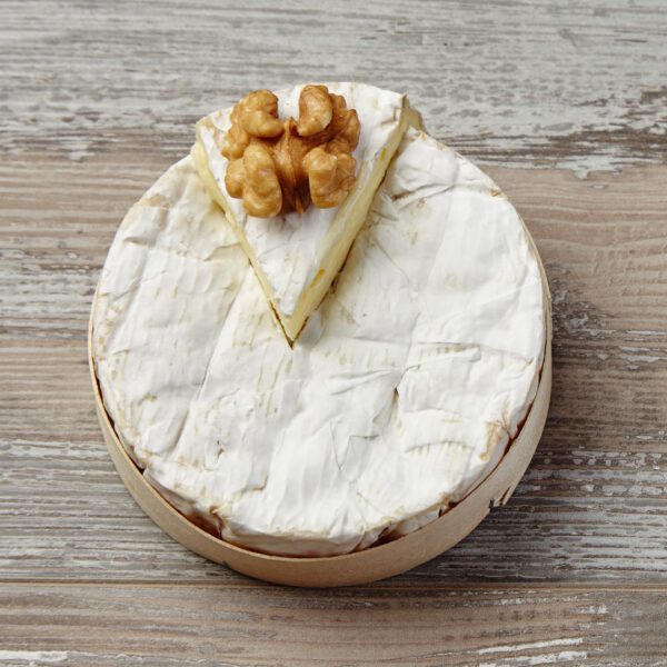 Camembert algérien au lait de vache : fromage à croûte fleurie et pâte molle.