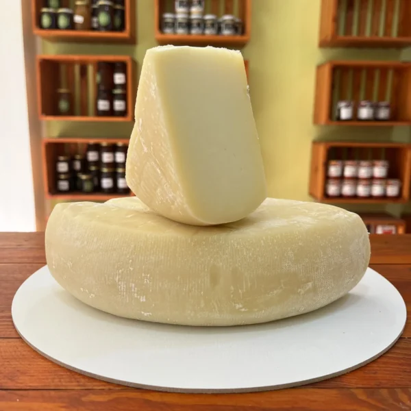 Gouda de chèvre nature artisanal, fabriqué en Kabylie, Algérie. Fromage naturel du terroir algérien.