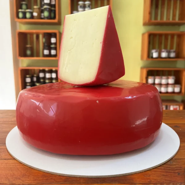 Edam artisanal algérien, un fromage rond au goût doux, fabriqué en Kabylie.