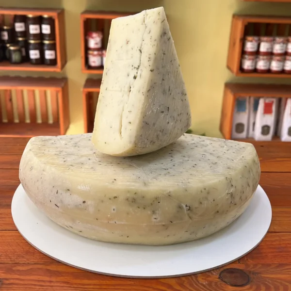 Gouda algérien au lait de vache et herbes : fromage parfumé.