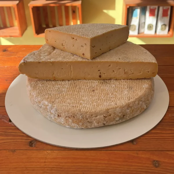 Brie piquant, fromage artisanal algérien au goût intense, fabriqué en Kabylie.