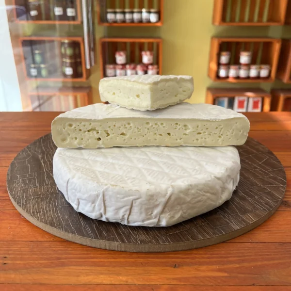 Brie algérien au lait de vache : fromage à pâte molle et saveur douce.