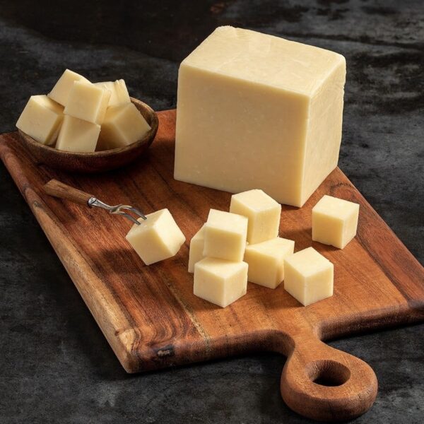 Cheddar artisanal algérien, un fromage naturel au goût intense, produit en Kabylie.