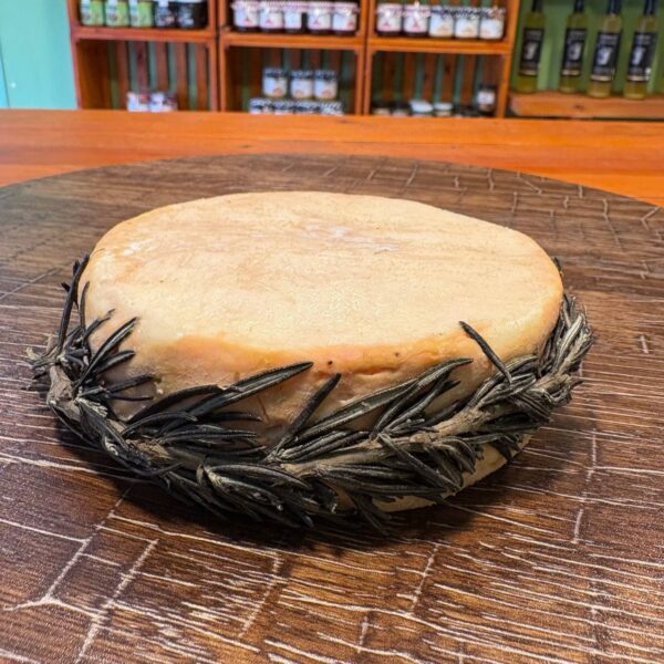 Fromage Tadj, pâte semi molle au lait de vache, fabriqué artisanalement à Bouira, Algérie.