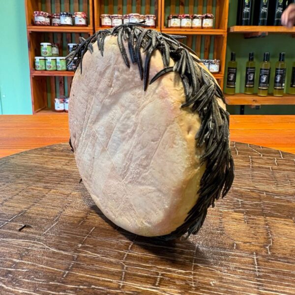 Fromage Tadj, pâte semi molle au lait de vache, fabriqué artisanalement à Bouira, Algérie.